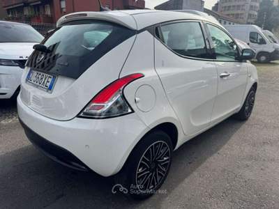 Lancia Ypsilon 1.0 FireFly 5 porte S&S Hybrid Ecochic Gold Bianco usata Milano