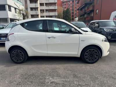 Lancia Ypsilon 1.0 FireFly 5 porte S&S Hybrid Ecochic Gold Bianco usata Milano