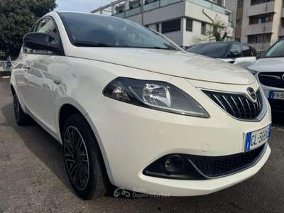 Lancia Ypsilon 1.0 FireFly 5 porte S&S Hybrid Ecochic Gold Bianco usata Milano