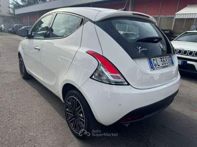 Lancia Ypsilon 1.0 FireFly 5 porte S&S Hybrid Ecochic Gold Bianco usata Milano