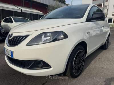 Lancia Ypsilon 1.0 FireFly 5 porte S&S Hybrid Ecochic Gold Bianco usata Milano