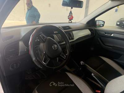 Skoda Fabia Fabia III 2015 Berlina 1.0 mpi Design Edition 60cv Bianco usata Ponsacco