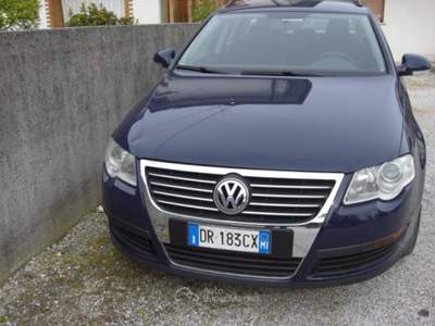 Volkswagen Passat 1.6/102CV Var. Trendline Blu/Azzurro usata Porcia