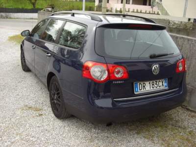 Volkswagen Passat 1.6/102CV Var. Trendline Blu/Azzurro usata Porcia