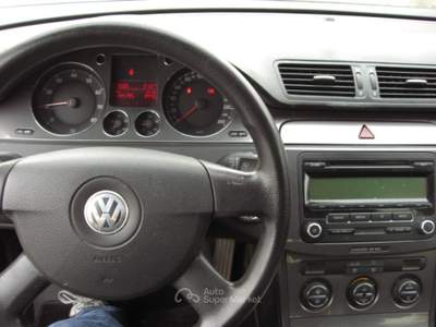 Volkswagen Passat 1.6/102CV Var. Trendline Blu/Azzurro usata Porcia