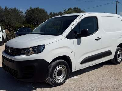 Peugeot Partner 3 posti Bianco usata Aprilia