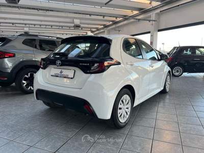 Toyota Yaris 1.5 Hybrid 5 porte BS- Retrocamera-Navi-ClAut-sed  Bianco usata Vignola