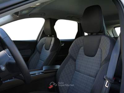 Volvo XC60 B4 D AWD automatico Momentum Pro Grigio usata Feltre