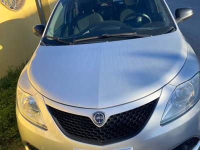 Lancia Ypsilon Unico proprietario, non fumatore, tagliandata ogni anno. Grigio usata olbia