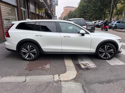 Volvo V60 Cross Country Volvo V60 2.0 B4 MHEV Cross Country AWD Core #8691 Bianco usata Torino