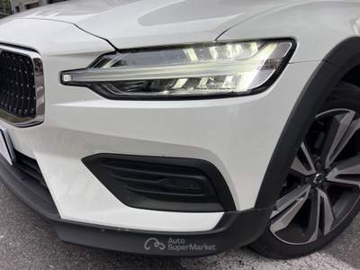 Volvo V60 Cross Country Volvo V60 2.0 B4 MHEV Cross Country AWD Core #8691 Bianco usata Torino