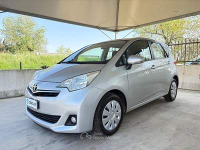 Toyota Verso-S 1.3 CVT Style AUTOMATICA NAVIGATORE E RETROCAMERA Argento usata Pavia