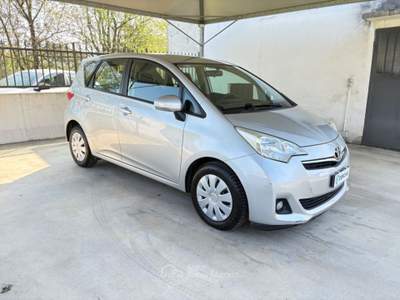 Toyota Verso-S 1.3 CVT Style AUTOMATICA NAVIGATORE E RETROCAMERA Argento usata Pavia
