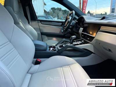 Porsche Cayenne 3.0 V6 E-Hybrid Nero usata Città Sant'Angelo