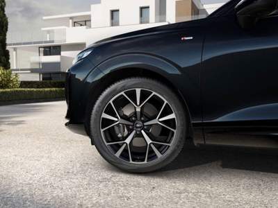 Audi Q3 150 CV S TRONIC S LINE EDITION TETTO LED Nero usata Santeramo in Colle