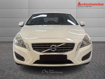 Volvo V60 (2010-2018) D3 Geartronic Momentum Bianco usata Torino