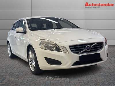 Volvo V60 (2010-2018) D3 Geartronic Momentum Bianco usata Torino