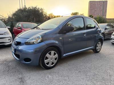 Toyota Aygo 1.0 5 porte Sol OK NEOPATENTATI Grigio usata Bologna