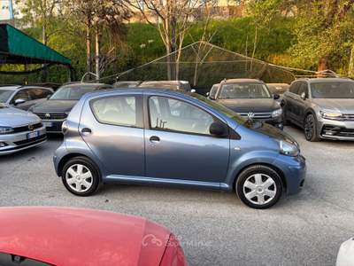 Toyota Aygo 1.0 5 porte Sol OK NEOPATENTATI Grigio usata Bologna
