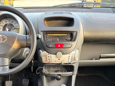 Toyota Aygo 1.0 5 porte Sol OK NEOPATENTATI Grigio usata Bologna