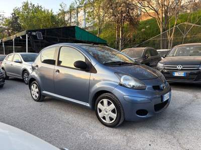 Toyota Aygo 1.0 5 porte Sol OK NEOPATENTATI Grigio usata Bologna