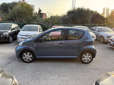 Toyota Aygo 1.0 5 porte Sol OK NEOPATENTATI Grigio usata Bologna