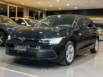 Volkswagen Golf Golf VIII 2023 2.0 tdi Life 115cv dsg Nero usata Cassola