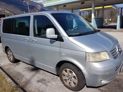 Volkswagen Transporter T5 con gancio Argento usata Arco