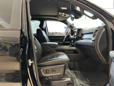 Dodge RAM RAM 1500 QUAD CAB MID BOX 5.7 HEMI V8 AUT (295KW) Nero usata Forlì