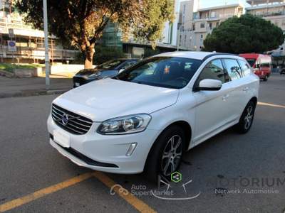Volvo XC60 D3 Geartronic R-design Momentum Bianco usata Oristano