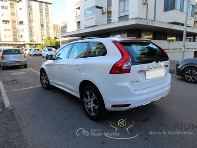Volvo XC60 D3 Geartronic R-design Momentum Bianco usata Oristano