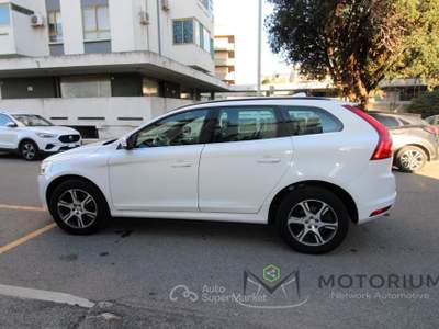 Volvo XC60 D3 Geartronic R-design Momentum Bianco usata Oristano