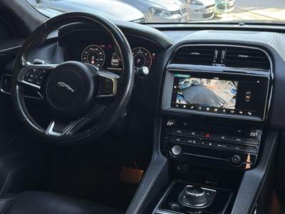 Jaguar F-Pace Unico proprietario, trazione integrale, super accessoriata Nero usata Sant'Omero