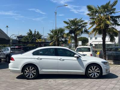 Volkswagen Passat DSG Plug-In-Hybrid Bianco usata Manzano