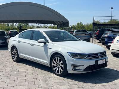 Volkswagen Passat DSG Plug-In-Hybrid Bianco usata Manzano