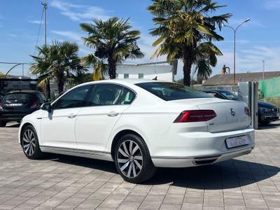 Volkswagen Passat DSG Plug-In-Hybrid Bianco usata Manzano