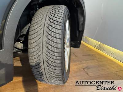 Volvo XC40 2.0 b4 awd Momentum Nero usata Castelnovo ne' Monti