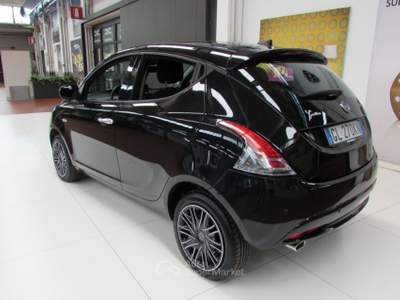 Lancia Ypsilon 1.0 FireFly 70cv 5 porte S&S Hybrid Gold Nero usata Rho