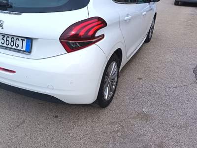 Peugeot 208 Tenuta sempre in garage pacchetto allure Bianco usata Bari