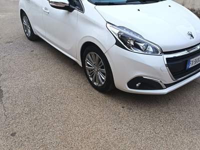 Peugeot 208 Tenuta sempre in garage pacchetto allure Bianco usata Bari