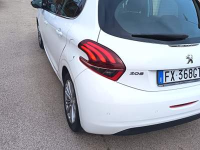 Peugeot 208 Tenuta sempre in garage pacchetto allure Bianco usata Bari
