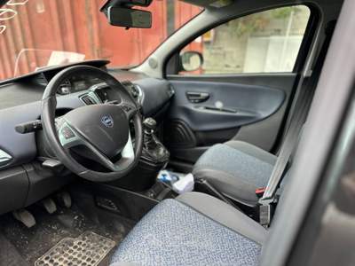 Lancia Ypsilon  - ypsilon 1.0 firefly hybrid gold s&s 70cv 5p.ti Nero usata Roma