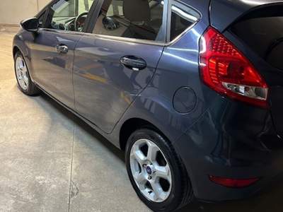 Ford Fiesta Unico proprietario, mai fumato in auto, tenuta bene Grigio usata Salerno