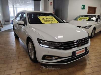 Volkswagen Passat 2.0 TDI SCR EVO DSG Business Bianco usata Vigevano