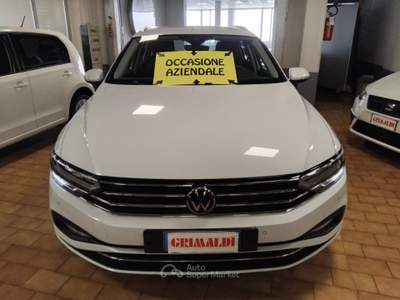 Volkswagen Passat 2.0 TDI SCR EVO DSG Business Bianco usata Vigevano