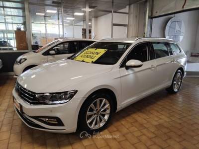 Volkswagen Passat 2.0 TDI SCR EVO DSG Business Bianco usata Vigevano