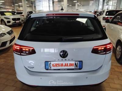 Volkswagen Passat 2.0 TDI SCR EVO DSG Business Bianco usata Vigevano