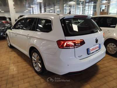 Volkswagen Passat 2.0 TDI SCR EVO DSG Business Bianco usata Vigevano