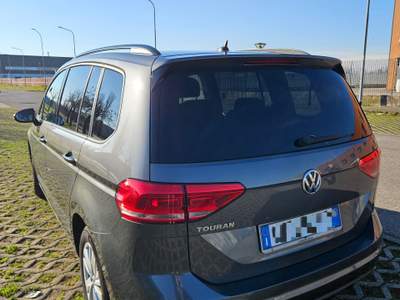 Volkswagen Touran Pochi km, ottimo stato generale con qualche difetto estetico. Grigio usata Vignate