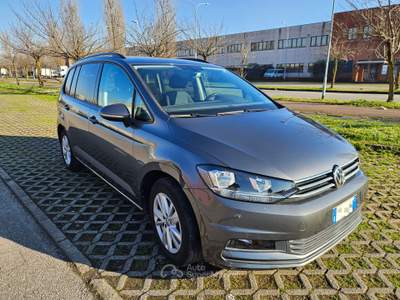 Volkswagen Touran Pochi km, ottimo stato generale con qualche difetto estetico. Grigio usata Vignate
